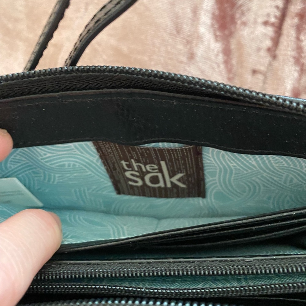 NWOT The Sak Iris Black Leather  Cell Phone Wallet Crossbody Bag Minimalist - Picture 4 of 9